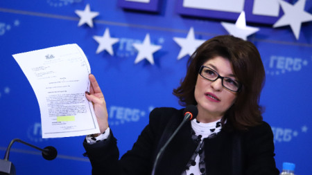 Десислава Атанасова показва документи по време на пресконференцията в централата на партия ГЕРБ - 28 ноември 2022 г.