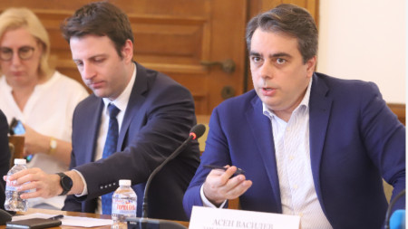 Комисията по бюджет и финанси на НС проведе заседание, на което на актуални въпроси отговори вицепремиерът по еврофондовете и министър на финансите в оставка Асен Василев.