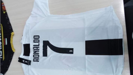 Фланелката на Роналдо е предоставена за търга от спортния журналист от БНТ Радостин Любомиров