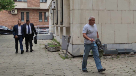 Димитър Бонзов (на преден план) на излизане от полицейското управление)