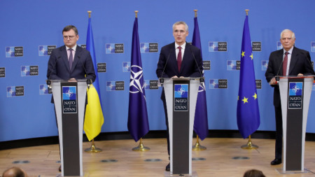 Отляво надясно - украинският министър на външните работи Дмитро Кулеба, генералният секретар на НАТО Йенс Столтенберг и върховният представител на ЕС за външната политика Жозеп Борел - Брюксел, 21 февруари 2023