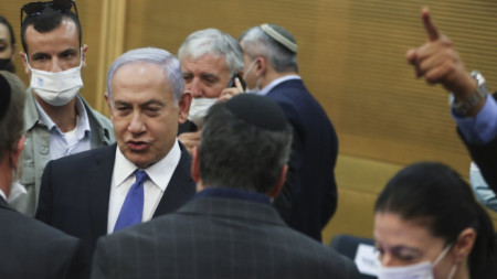 Бенямин Нетаняху, който управлява 12 години, предупреди, че на власт идва „опасно, левичарско правителство“.