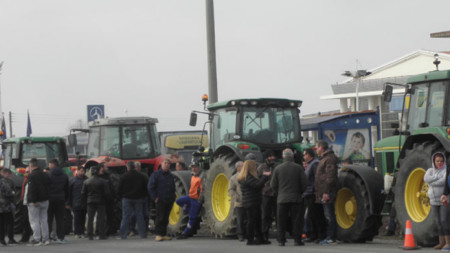 Фермерите от област Тесалия се събират с тракторите до град