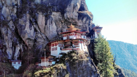 Най-прочутият манастир в Бутан Тайгър нест е кацнал на непристъпна скала