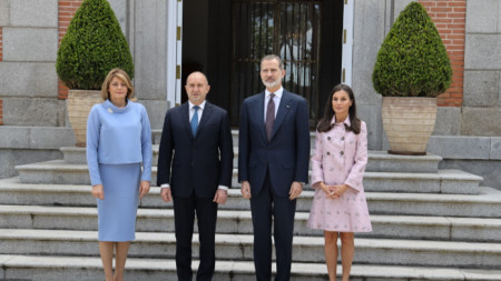 Президентът Радев  и неговата съпруга Десислава Радева бяха посрещнати от крал Фелипе VI и кралица Летисия в двореца 
