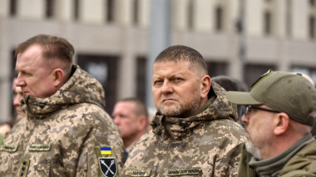 Главнокомандващият на украинските въоръжени сили Валери Залужни (в средата)