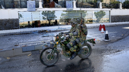 Военни минават край атакувания в неделя хотел „Кингсбъри“ в Коломбо. Ситуацията в Шри Ланка постепенно се нормализира след атентатите.