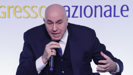 Домакин е италианският министър на отбраната Гуидо Крозето