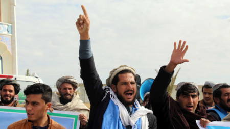 Талибаните заявиха че са завзели главния граничен пункт на границата