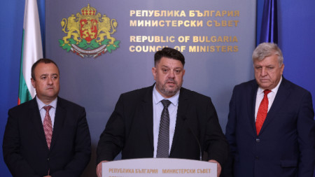 Отляво надясно - министърът на регионалното развитие и благоустройството Иван Иванов, вицепремиерът Атанас Зафиров и министърът на околната среда и водите Манол Генов