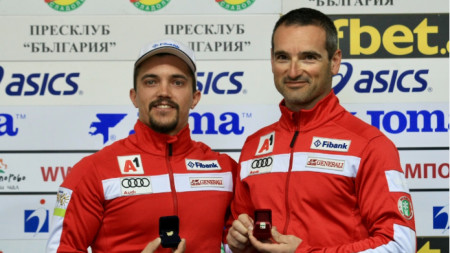Алберт Попов (вляво) и Ивайло Борисов позират с наградите си.