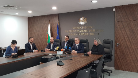 Министър Гроздан Караджов на среща с представители на пътната фирма