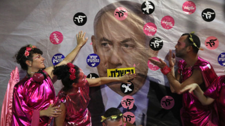 Израелските депутати гласуват днес ново коалиционно правителство съставено от идеологически
