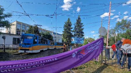 Наземният градски транспорт в София няма да се движи тази нощ и утре заради протест на работещите, съобщават от транспортните синдикати.