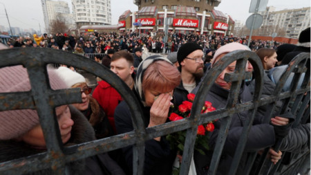 Хиляди изпратиха Навални в последния му земен път в Москва