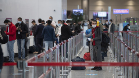 „Гардиън“ има сведения за поне 10 души, излетели с фалшиви паспорти от летището в Истанбул.