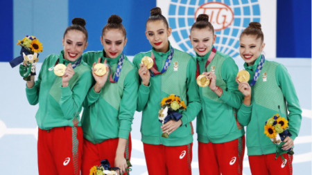 Ansamblul de gimnastică al Bulgariei pozează cu medalii de aur la Jocurile Olimpice de la Tokyo
