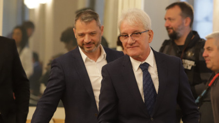 Делян Добрев от ГЕРБ (вляво) и Рамадан Аталай от ДПС на заседанието на Комисията по енергетика, която разгледа ветото на президента на изменения и допълнения на Закона за енергетиката - 25 октомври 2023 г.
