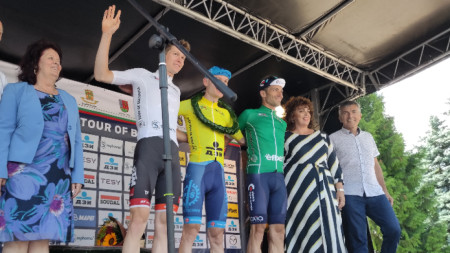 Имануел Щарк (с жълтата фанелка) спечели втория етап от колоездачна обиколка на България