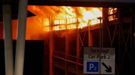 Пожарът избухнал на Паркинг 2 на летището.