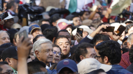 Хиляди хора от цялата страна дойдоха в столицата Мексико Сити, за да покажат своята подкрепа за президента Андрес Мануел Лопес Обрадор (на снимката вляво от центъра), който също участва в шествието, за четвъртата годишнина от идването му на власт, 27 ноември 2022 г.