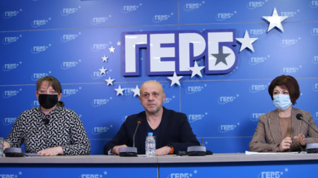 Деница Сачева, Томислав Дончев и Десислава Атанасова по време на пресконференцията в централата на ГЕРБ