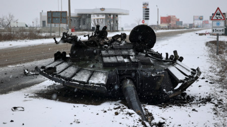 Унищожен руски танк край Харков, 25 февруари 2022 г.