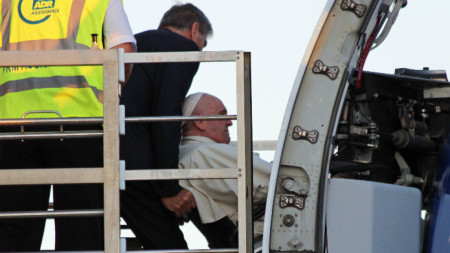Папата се придвижва с количка заради болки в коляното.