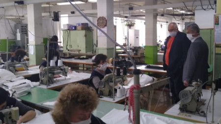 Премиерът Бойко Борисов в предприятието на „Интендантско обслужване“ в Калофер, където се произвеждат защитни облекла.