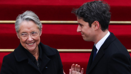 Новоназначеният министър-председател Габриел Атал и премиерът в оставка Елизабет Борн (вляво) в края на церемонията по предаването на поста, Париж, 9 януари 2024 г.