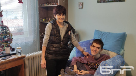 Радослав Борисов с майка си.