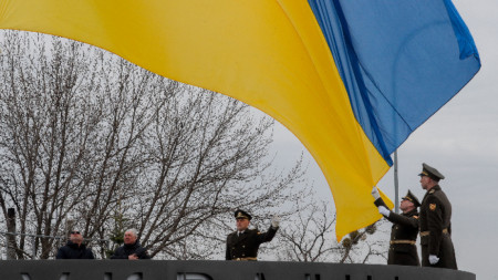 Украински войници издигат националния флаг на Украйна в Буча - 
