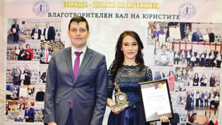 Ген. директор на БНР Милен Митев връчва наградата на Десислава Петрова на Деветите правосъдни награди 2021
