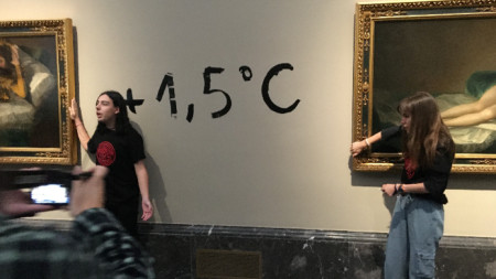 Екоактивисти залепиха ръцете си за рамките на две творби на Франсиско Гоя в музея 