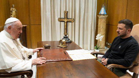 Снимка, предоставена от Vatican News, показва срещата на папа Франциск с украинския президент Володимир Зеленски по време на частна аудиенция във Ватикана, архив, 13 май 2023 г.