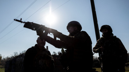 Украински бойци на позиция в Донецка област на Украйна