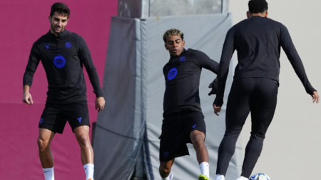 Ламин Ямал (в средата) се опитва да отнеме топката на Рашфорд на последната тренировка на Барса.