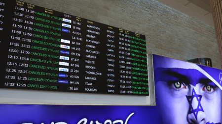 Таблото показва отменени полети в терминала за заминаващи на летище Бен Гурион, Тел Авив, Израел, 16 юни 2025 г.