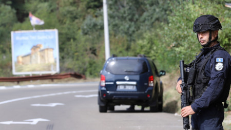Косовски полицай на мястото на нападението край село Баньска - Косово, 24 септември 2023
