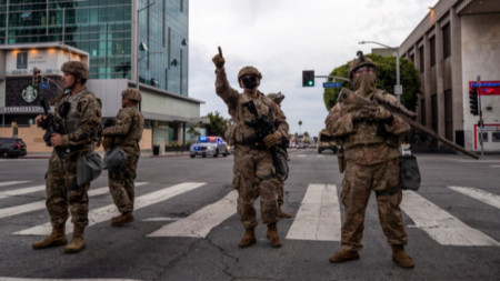 Войници от Националната гвардия на улица в Лос Анджелис