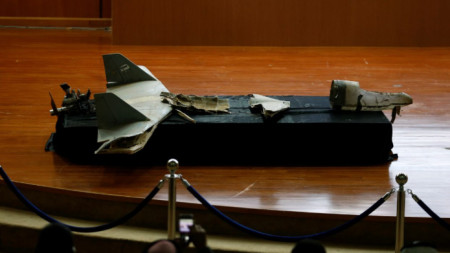 Остатъци от унищожен дрон, пуснат от хусите, са показани на пресконференция в Рияд на 20 януари 2019 г.