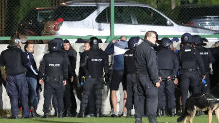 Привърженици на Левски се сбиха по между си и бяха задържани от полицията в Пловдив по време на мача с Ботев в Коматево