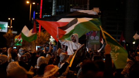 Демонстранти се събират пред консулството на Израел в Истанбул, за да изразят своята солидарност с палестинците, 18 октомври 2023 г.