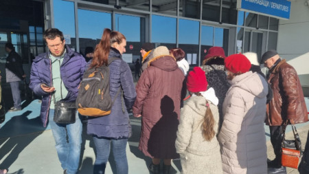 Четири пункта за издаване на удостоверения за временна закрила на украински граждани започнаха работа тази сутрин в кризисния център в Морска гара - Бургас.