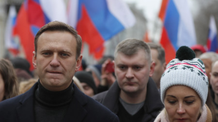 Алексей Навални със съпругата си Юлия на шествие в памет на руския опозиционен лидер Борис Немцов 
