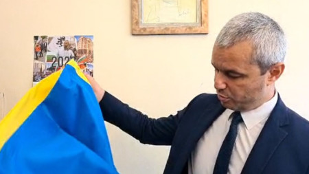 От партия Възраждане обявиха че са свалили знамето на Украйна