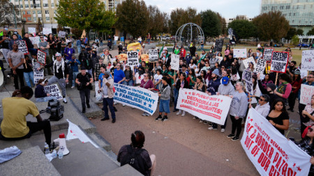 Протест срещу акцията на федералните имиграционни власти в град Шарлът, Северна Каролина, 15 ноември 2025 г