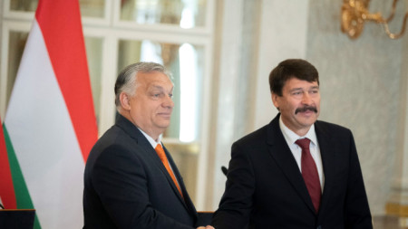 Министър-председателят на Унгария Виктор Орбан (вляво) и президентът Янош Адер по време на учредителната сесия на унгарския парламент - Будапеща, 2 май 2022