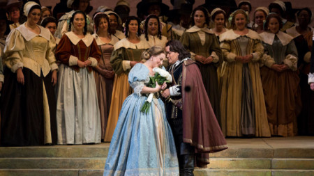 Диана Дамрау (Елвира) и Хавиер Камарена (Артуро) в операта „Пуритани“.