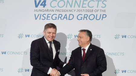Роберт Фицо (вляво) и Виктор Орбан